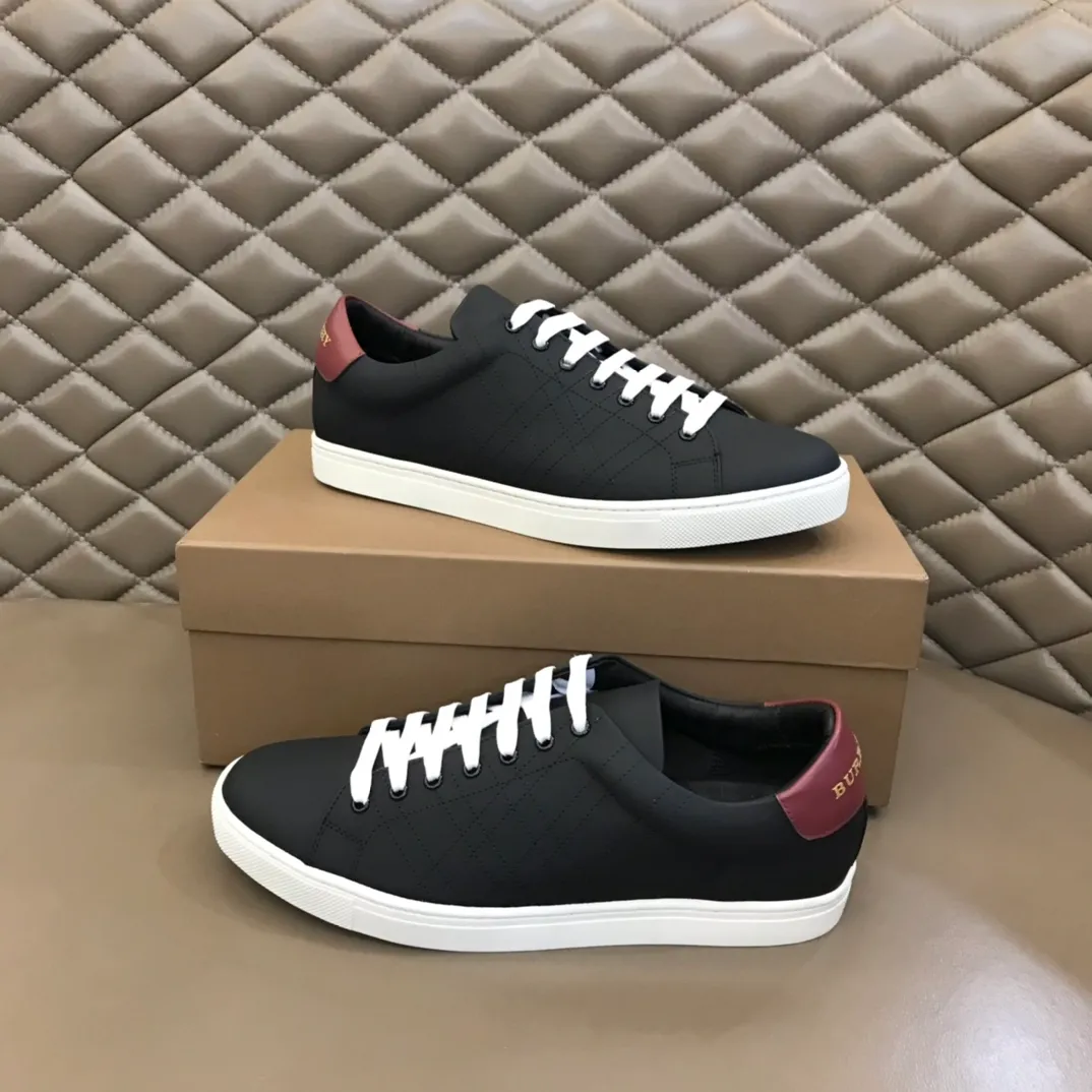 p400 "BURBERR*" men's classic low-top sneakers are reinterpreted in Vintage checkered cotton and cowhide materials, decorated with a new brand logo. First-layer sheepskin lining, embossed Burberry logo on the heel, and original TPU outsole! Size: 38-45 No. 068